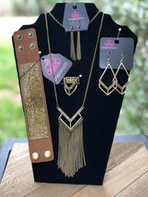 Load image into Gallery viewer, The Magnificent Mile in Chicago is where we pulled our inspiration for the Magnificent Musings collection. With a range of shopping venues, the Magnificent Mile is a hub for classic trends with urban elements and the Magnificent Musings collection follows suit.  Includes one of each accessory featured in the Magnificent Musings Trend Blend in August's Fashion Fix: